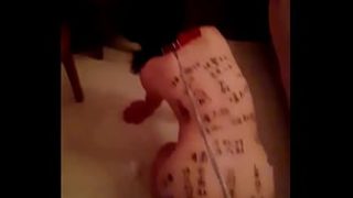 母狗调教：肛塞狗链跪爬，满身淫语求主人凌辱