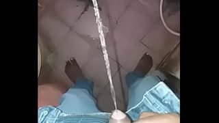 Penis Desi yang mengucurkan air seni dengan nikmat