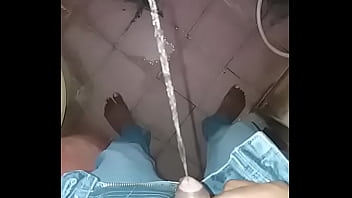 Penis Desi yang mengucurkan air seni dengan nikmat