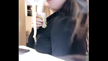 Monica Adhea, Model Indonesia yang Panas dan Menggoda dengan Aksi Oralnya yang Menggairahkan