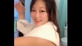 Model Tiongkok Mandi Telanjang