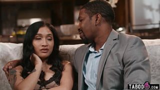 Gadis Asia mungil Avery Black tinggal serumah bersama bos BBC berkulit hitam