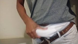 Mengintip ibu-ibu tetangga yang kesepian di tangga gelap