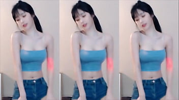Cô nàng Trung Quốc uốn éo quyến rũ khiến các anh phát điên