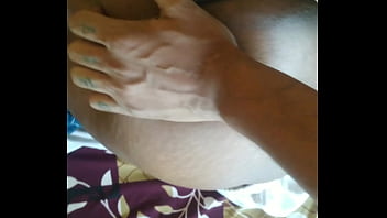 Menggila dengan pantat montok ibu mertua Desi yang menggairahkan