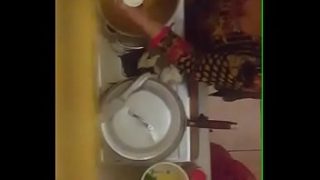 Tante Desi yang Menggoda dengan Belahan Dadanya yang Menggairahkan