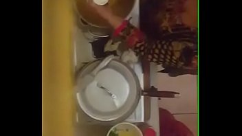 Tante Desi yang Menggoda dengan Belahan Dadanya yang Menggairahkan