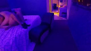 Madre soltera caliente se entrega a una doble penetración salvaje en un motel