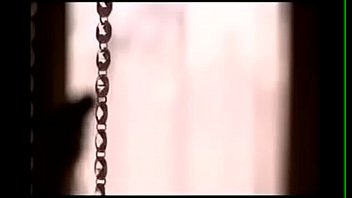 Gadis India yang Menggoda dengan Sari Transparan dan Pinggul Bergoyang