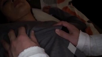 Ibu Tiri Jepang yang Menggoda Menggairahkan Anak Tirinya yang Muda