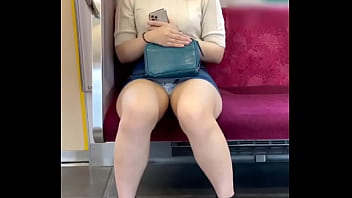 Wanita Tiongkok menggoda dengan memperlihatkan celana dalam di kereta