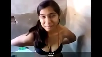 Gadis Desi panas melepas pakaian dengan penuh gairah