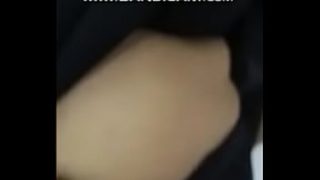 Pusar dalam dan berlekuk istri Desi yang menggoda