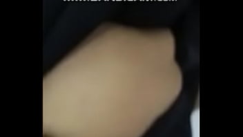 Pusar dalam dan berlekuk istri Desi yang menggoda
