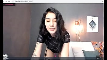 Gadis Jepang mungil menari seksi hanya untukku secara langsung