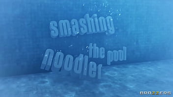 Menghancurkan Gadis Kolam Renang / Brazzers / unduh lengkap dari https://zzfull.com/no