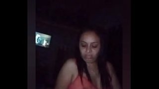 Sang ibu mertua suka menatap kamera saat dirangkul dari belakang