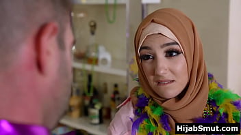 Gadis muslimah penuh iman mengecap kejantanan kekasihnya untuk pertama kalinya