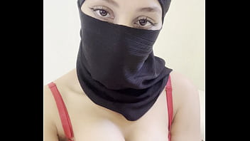Gadis Berhijab Arab dalam Niqab Memamerkan Payudara Besar dan Tetek Bulat Sempurna
