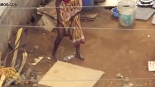 Desi Berdiri Sambil Mengencingi Lantai dan Mengosongkan Kandung Kemihnya
