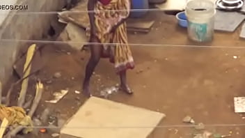 Desi Berdiri Sambil Mengencingi Lantai dan Mengosongkan Kandung Kemihnya