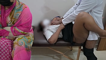 Gadis sekolah India digilir habis-habisan oleh dokter di depan ibunya