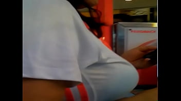 Payudara Desi menggoda di balik kaos ketat