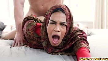 Kakak tiri mengajari Maya Farrell cara bercinta, mulai dengan menghisap payudara panasnya