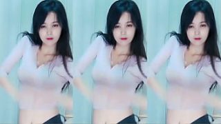 Cô gái Trung Quốc thoát hiểm trên mái nhà bốc cháy với vũ điệu gợi cảm