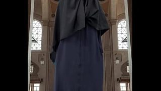 Mencoba Abaya dan Hijab dengan Gaya yang Menggoda