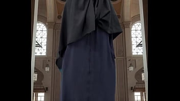 Mencoba Abaya dan Hijab dengan Gaya yang Menggoda
