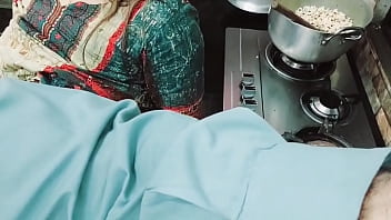 Istri India Sibuk Memasak Sambil Lubang Pantatnya Ditembus Suami yang Suka Menonton dengan Audio Hindi Jernih