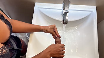 Menangkap pacarku ngentot ibu tiriku.
