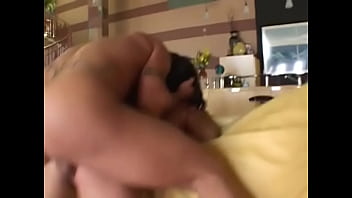 Gadis Asia genit dengan pantat menggoda menggila bersama pria bule di ruang tamu
