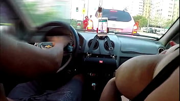 Indo para a praia e se exibindo para um casal de novinhos amigos do meio liberal