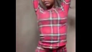 Asian Doll menggoyangkan pantat montoknya di Instagram Live sambil menyanyikan lagu barunya dengan gerakan mulut yang menggoda