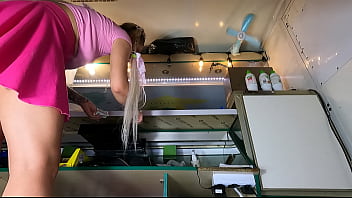Dasar jalang seksi ini menggoda banget saat membungkuk ke rak terbawah