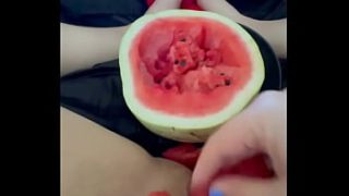 SEMANGAT BUAH SEMANGKA: GADIS LOS ANGELES EKSPERIMEN EKSTREM DENGAN BUAH DI KEMALUAN TERSEMBUNYI – VIDEO PANJANG ARAB 2025