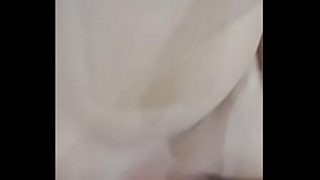 Ibu rumah tangga Indonesia yang sedang kesepian mengoceh sendiri sambil basah kuyup di depan kamera