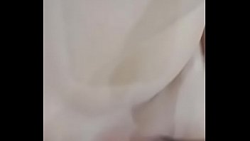 Ibu rumah tangga Indonesia yang sedang kesepian mengoceh sendiri sambil basah kuyup di depan kamera