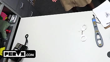 Brianna Bourbon, si MILF sempurna, menunduk dan menampung batang tebal di ruang belakang – Pervz