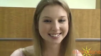 Sunny Lane Menggoda di Ruang Rawat, Berpose Mesra di Tempat Umum!