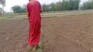 Bhabhi genit nakal menggoda tetangga di ladang, aksi panas mereka bikin panas desa