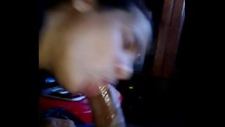 Sonja Arab memberikan blowjob basah yang berantakan dan menggairahkan
