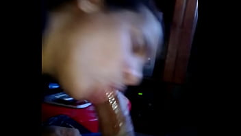 Sonja Arab memberikan blowjob basah yang berantakan dan menggairahkan