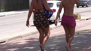 Gadis manis nan menggoda berjalan ke pantai dengan pantat yang memikat!
