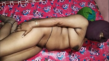 Ibu menggoda anak lelaki dengan mulutnya untuk menghentikan kebiasaan main game