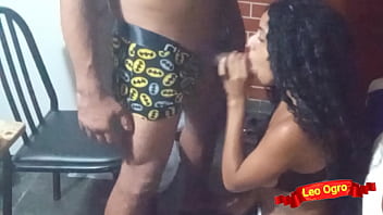 Lesbi Mengisap Kontol Teman di Depan Pacarnya yang Tak Sadar