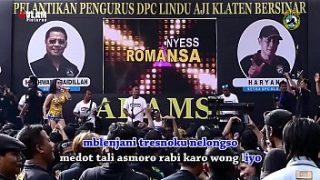 Dua Penyanyi Cantik Menggoyang Panggung dengan Gerakan Liar Dikelilingi Banyak Pria