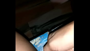 Istri Desi merangsang dengan jari